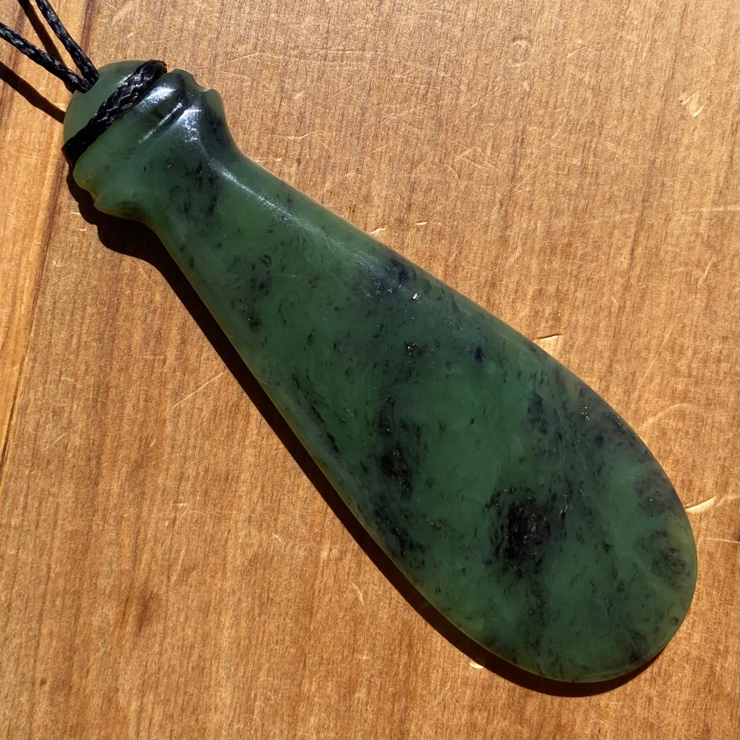 Mere pendant hand-carved from New Zealand Kawakawa pounamu (greenstone). Front.