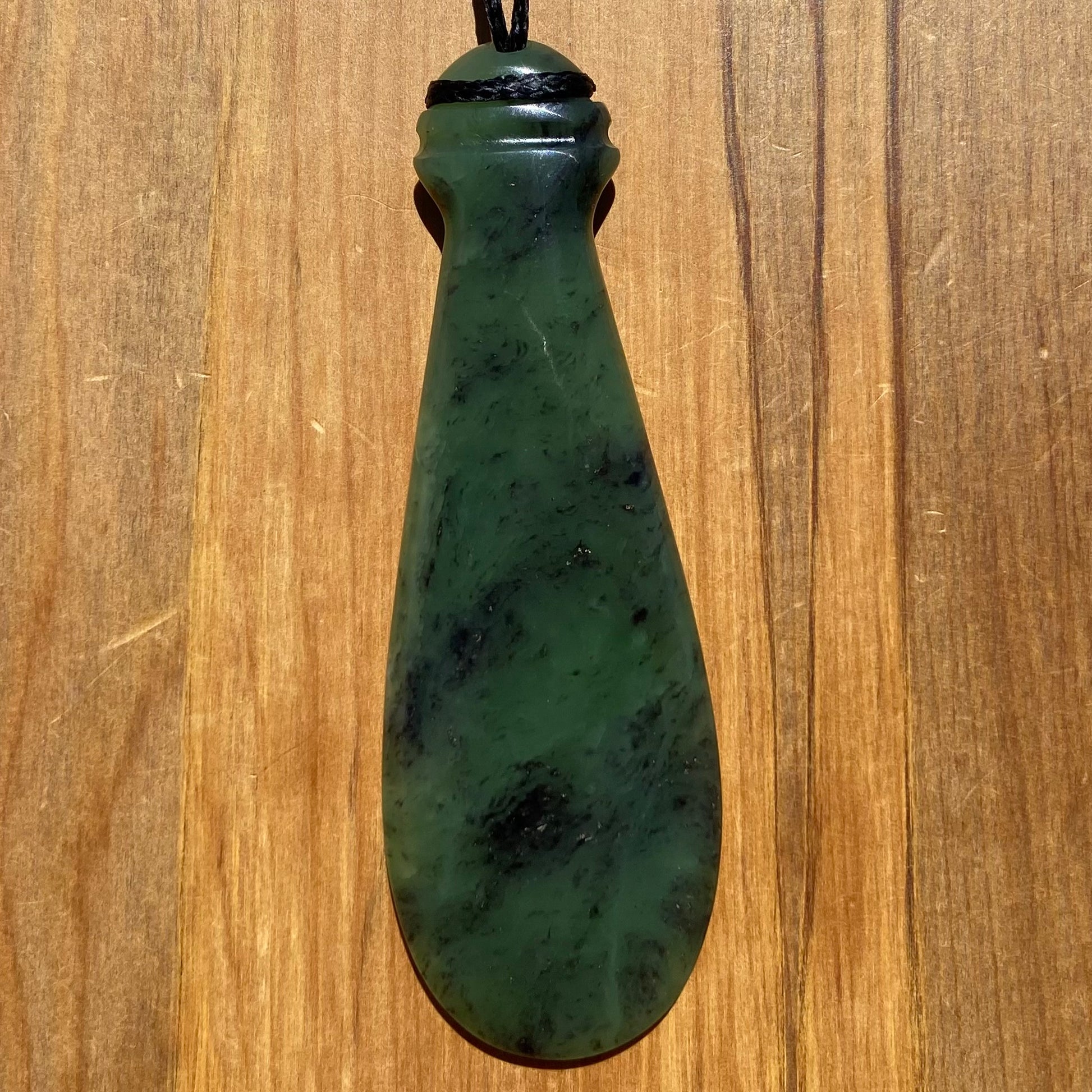 Mere pendant hand-carved from New Zealand Kawakawa pounamu (greenstone). Front.