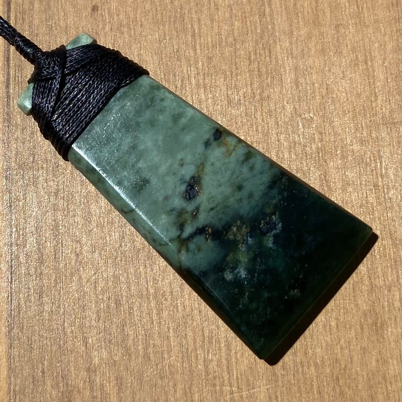 Pounamu bound toki from New Zealand Kawakawa pounamu (greenstone). Back.