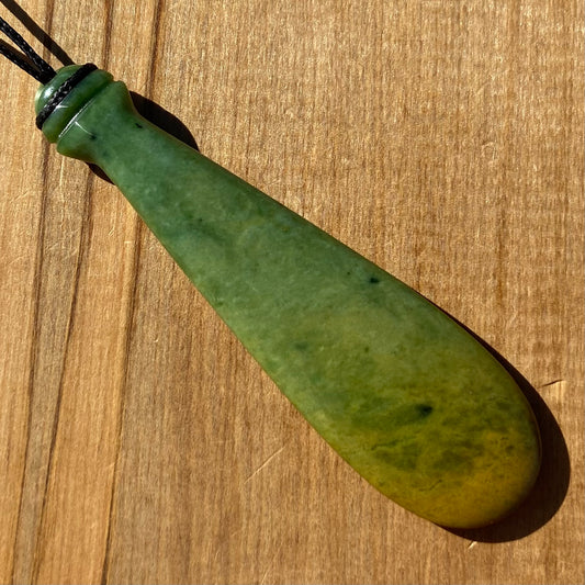 Mere pendant hand-carved from New Zealand Marsden Flower jade pounamu (greenstone). Front.