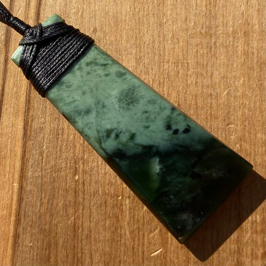 Pounamu bound toki from New Zealand Kawakawa pounamu (greenstone). Front.