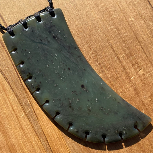XL Bound Niho Tooth pendant hand-carved from New Zealand Kawakawa pounamu (greenstone). Front.